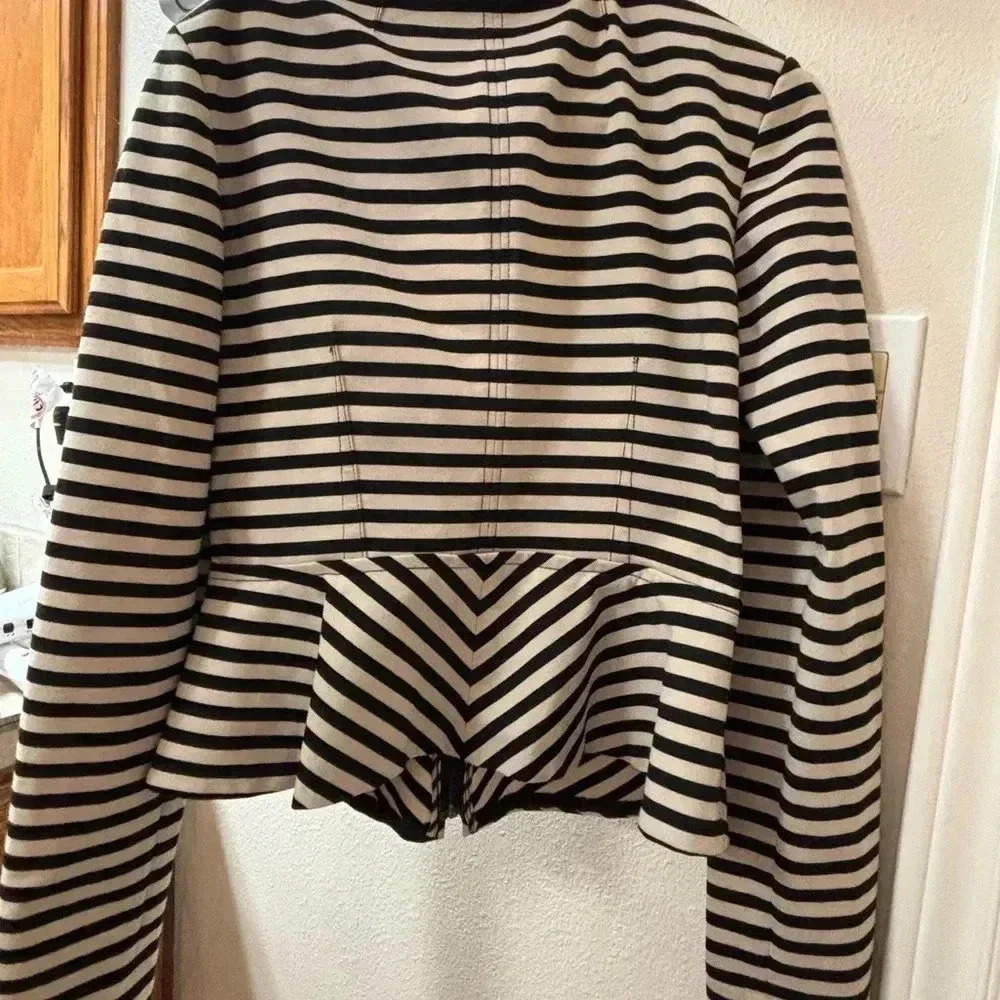White House Black Market cream and black striped fitted jacket. Size 10. - Picture 6 of 9